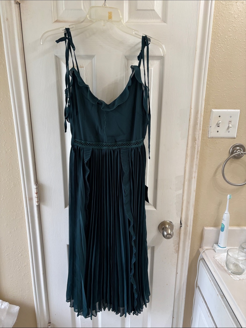 Lulu's Emerald Green Midi Dress. Fully lined. NWT